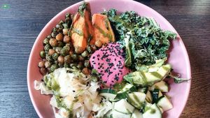 Pink hummus bowl at RoseHip Vegan Kebabs in Vilnius
