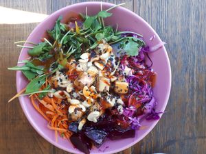 Tofu & quinoa bowl with beetroot, carrot, red cabbage, rocket leaves, garlic oil, cashew nuts, sesame seeds and sweet chili sauce (€5.90) at RoseHip Vegan Kebabs in Vilnius