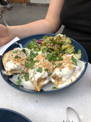 Manti Dumplings — Gedämpfte Teigtaschen gefüllt mit gegrillten Auberginen und Zucchini, Kartoffeln und Linsen. Anbei mit saurer Creme und Eingelegtem, geschwenkt in der Pfanne. at Kuschlowski in Berlin