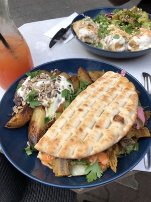 Döné vegan — Hausgemachter Seitan nach mediterraner Art. Hausgemachte Knobimayo, Salätchen mit marinierten Gurken, marinierten Zwiebeln im Fladenbrot, Ofenkartoffeln mit Mayo at Kuschlowski in Berlin