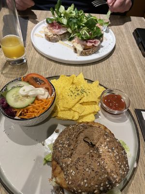 Onderaan: vegan fallafelburger   at Food & Goods by Bonacci  in Genk