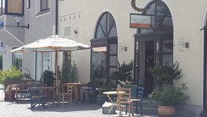 Outside with seating area at Bio-Cafe Luna in Starnberg