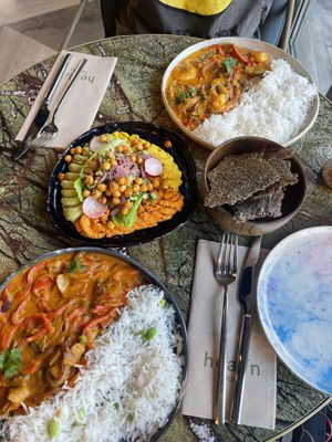 Vegan tikka masala and hummus with seed crackers 🌱 #Veganuary at Healin Foods in Istanbul