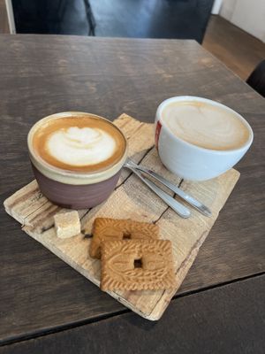 Haver flat white en chai latte   at B-Nut Brasschaat in Brasschaat