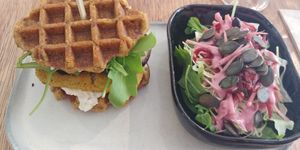 Lentil patty 'wurger' & side salad at B-Nut Brasschaat in Brasschaat
