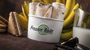 Banana + Knoppers + Oreo at Frozen Rolls - Tajskie Lody in Krakow