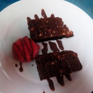 Brownie con sorbete de fresas naturales at Bar Ecologico Gaia in Sevilla