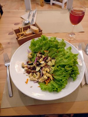 Salad at Bar Ecologico Gaia in Sevilla