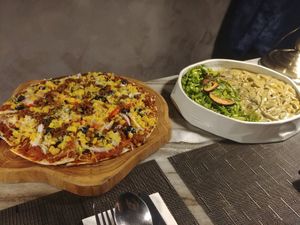 글루텐 프리 비건 피자와 미나리 크림 파스타 at Monk's Butcher - Itaewon in Seoul