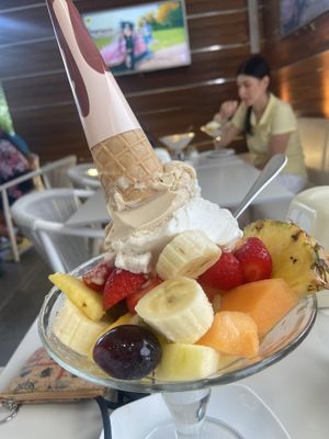 Obstsalat und 2 Kugeln Eis (Soja, Haselnuss, Banane) aus der Kantine (selbst zusammen gemixt)   at Bar Gelateria Flora in Riva Del Garda