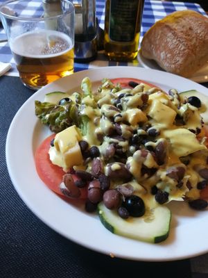salad started with beans and creamy sauce at El Estragon Vegetariano in Madrid