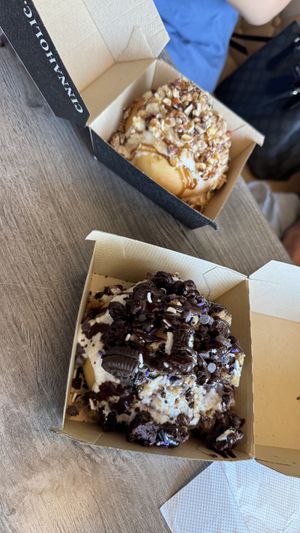 Más sabores  at Cinnaholic in Boca Raton