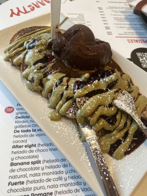 Y ahora tortitas veganas con varios toppings, muy buenos!   at Vacanze Romane in Santander