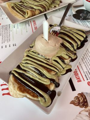 Tortitas veganas con chocolate negro, crema de pistacho y helado de avellana   at Vacanze Romane in Santander