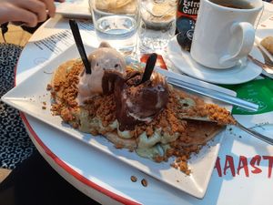Green day, insanely good - you can customize it and order extra ice cream on top 🤤🤤🤤 at Vacanze Romane in Santander