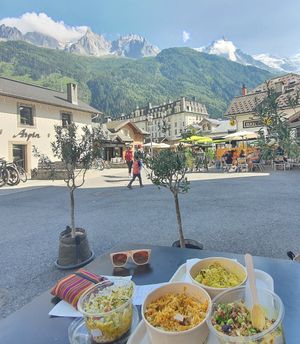 terracita del local para comer disfrutando de las visitas at Organic Epicerie in Chamonix-mont-blanc