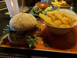 Vegan crispy chick'n burger with avocado and mango chutney at Peter Pane - Invalidenstr in Berlin