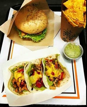 Hamburguesa, tacos y nachos at Vegacos in Castellon De La Plana
