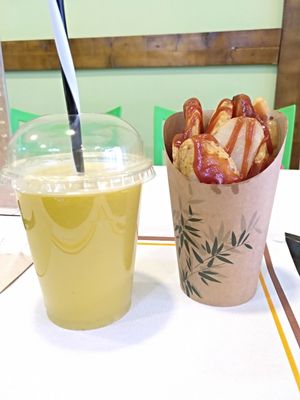 Zumo Ginger up y patatas con salsa barbacoa. at Vegacos in Castellon De La Plana