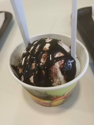 Helado de nata con trocitos de brownie. at Vegacos in Castellon De La Plana