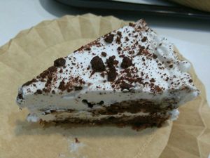 💚 Tarta de nata y chocolate. Muy buena. at Vegacos in Castellon De La Plana