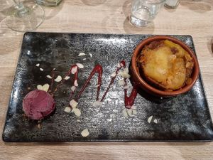 Tarte aux pommes vegan et son sorbet au cassis at Le Melting Potes in Nantes