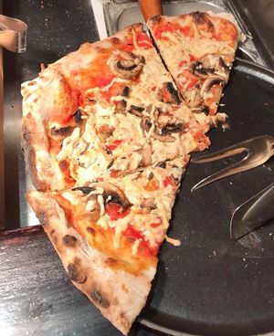 Mushroom pizza with Daiya cheese (photo by morethanveggies) at Pete's Place in Central Singapore