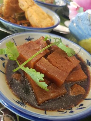 Braised meat with toupok at The Peranakan in Central Singapore