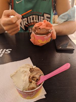 Top: ferrero and strawberries, bottom: vanilla and kinder at Yummy Helados in Malaga