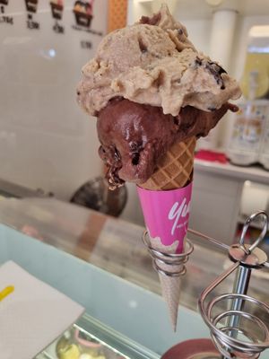 Ferrero Rocher and Crunchy Almendra at Yummy Helados in Malaga