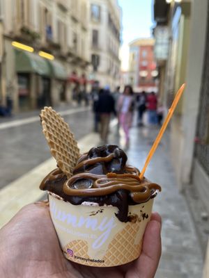 Dark chocolate and kinder bueno in medium cup with a complimentary cookie and optional caramel sauce.  at Yummy Helados in Malaga
