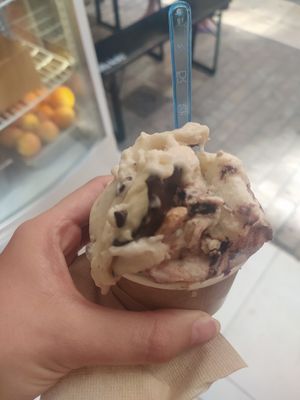 Oreo and almond ice cream, both vegan at Yummy Helados in Malaga