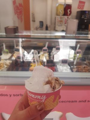 Coconut cream and kinder bueno at Yummy Helados in Malaga