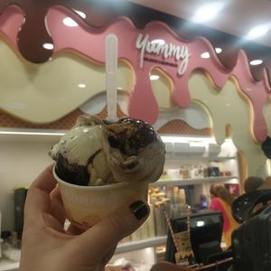 Vanilla Brownie and Kinder Bueno at Yummy Helados in Malaga