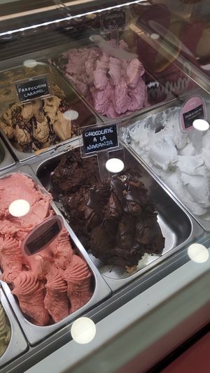 Frapuchino caramel, Amarena y coco, Fresa tropical, Chocolate a la naranja, Crema de coco thai at Yummy Helados in Malaga