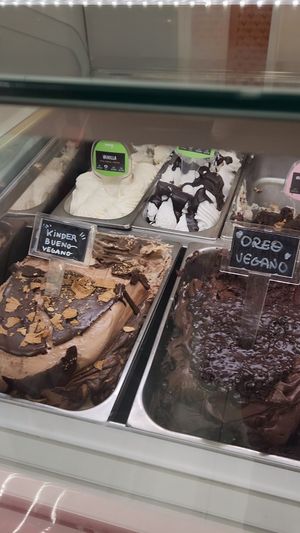 Vainilla, Stracciatela, Vainilla y Brownie, "Kinder" Bueno, Oreo at Yummy Helados in Malaga
