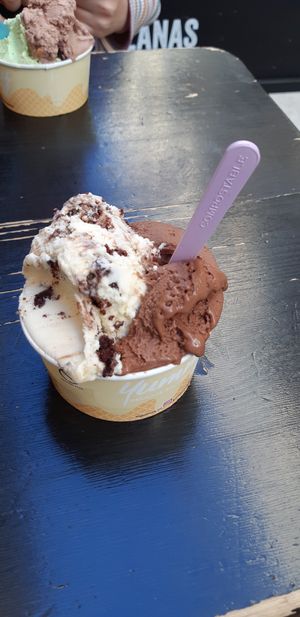 Tarrina mediana con mitad de chocolate con frambuesas y mitad de vainilla con browne. at Yummy Helados in Malaga
