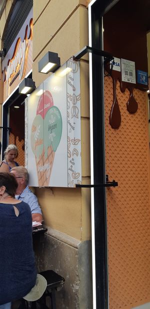 Fuera de la heladería, mostrando claramente "vegan", "sin gluten", etc. at Yummy Helados in Malaga
