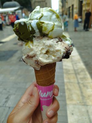 Crema de pistachos y vainilla con brownie at Yummy Helados in Malaga