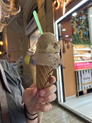 vegan scoop - caramel frap and kinda bueno  at Yummy Helados in Malaga