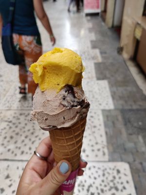 Ice cream: Kinder Bueno y Mango at Yummy Helados in Malaga