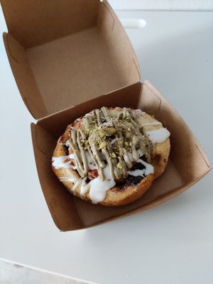 Cinnamon roll with pistachio at Yummy Helados in Malaga