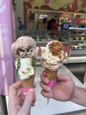 Kinder Bueno & pistachio; carrot cake & Kinder Bueno   at Yummy Helados in Malaga