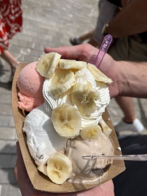 Strawberry & stracciatella & kinder Bueno & caramel + vegan whipped cream & bananas   at Yummy Helados in Malaga