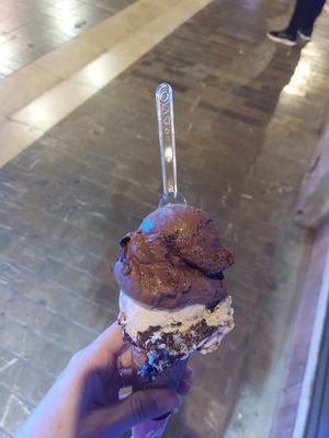 Mousse au chocolat and kinder bueno at Yummy Helados in Malaga