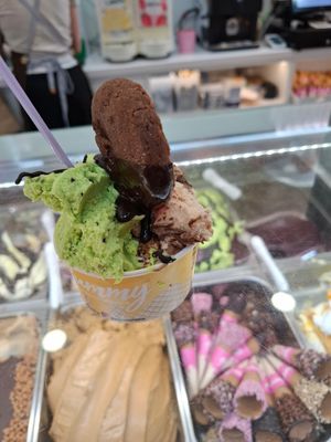 Mint and Kinder Bueno at Yummy Helados in Malaga