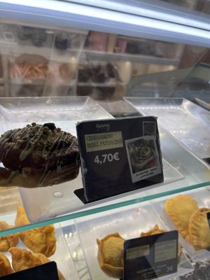 Gluten free and vegan cinnamonrolls   at Yummy Helados in Malaga