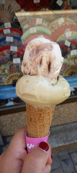 Vegan kinder bueno and pistachio at Yummy Helados in Malaga