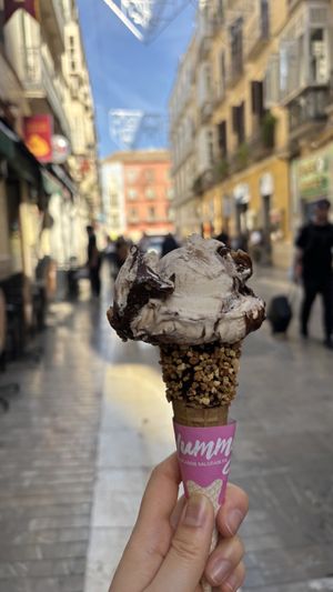 vegan kinder bueno gelato, vegan cone as well  at Yummy Helados in Malaga
