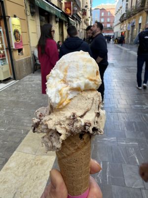 Yoghurt with peach, and Kinder Bueno  at Yummy Helados in Malaga